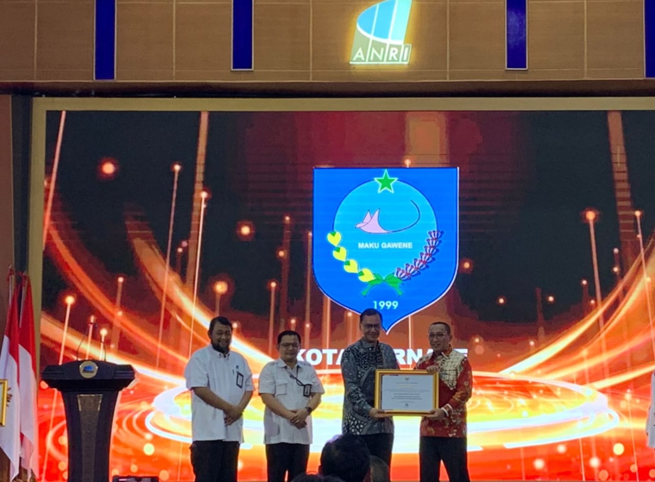 Walikota Ternate Dr. H. M. Tauhid Soleman, M.Si, menerima 2 Penghargaan Pengawasan Kearsipan Tahun 2024 dari Kearsipan Daerah I dan Puat Akreditasi dan Pengawasan Arsip Nasional Republik Indonesia